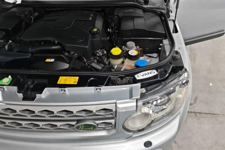 Used Land Rover Discovery 2010 4.0 V6 HSE Gasoline Model Engine Bay Left