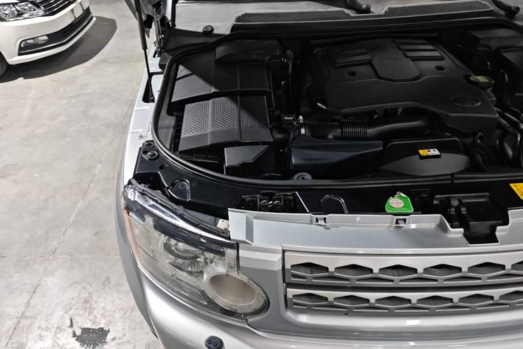 Used Land Rover Discovery 2010 4.0 V6 HSE Gasoline Model Engine Bay Right