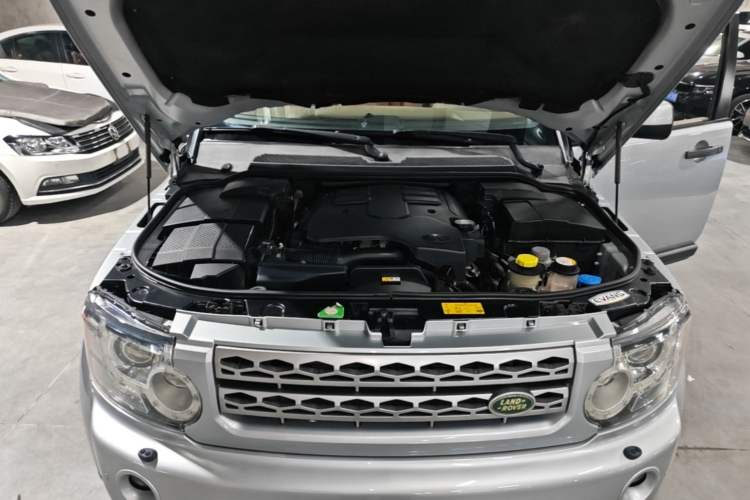 Used Land Rover Discovery 2010 4.0 V6 HSE Gasoline Model Engine Bay