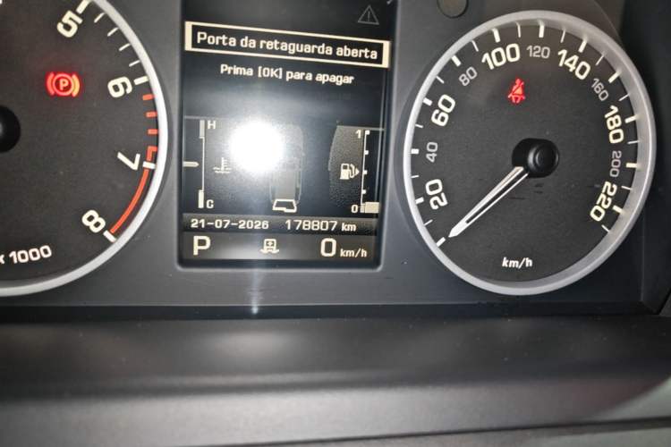Used Land Rover Discovery 2010 4.0 V6 HSE Gasoline Model Odometer Close Up