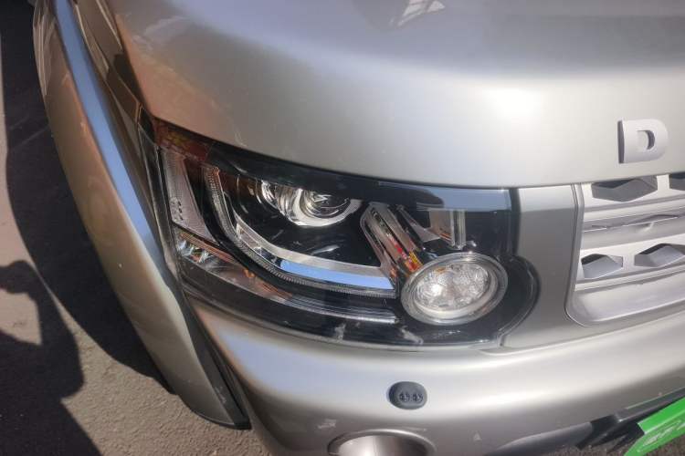 Used Land Rover Discovery 2010 3.0 TDV6 HSE Diesel Edition Right Front Headlight