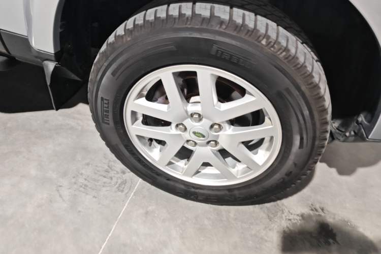 Used Land Rover Discovery 2010 4.0 V6 HSE Gasoline Model Right Front Wheel Hub
