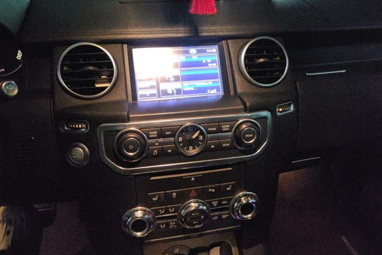 Used Land Rover Discovery 2010 3.0 TDV6 HSE Diesel Edition Audio And AC Panel