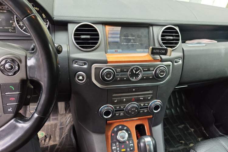 Used Land Rover Discovery 2010 5.0 V8 HSE Gasoline Model Audio And AC Panel