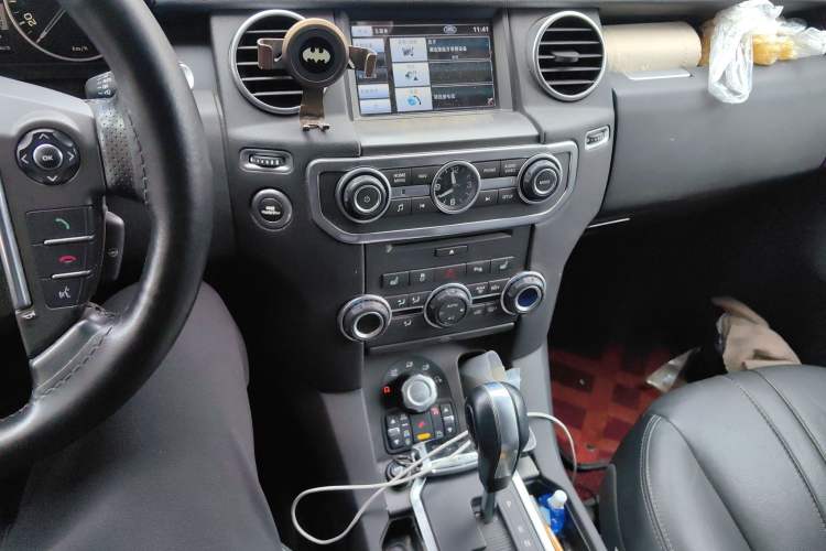 Used Land Rover Discovery 2010 5.0 V8 HSE Gasoline Model Audio And AC Panel