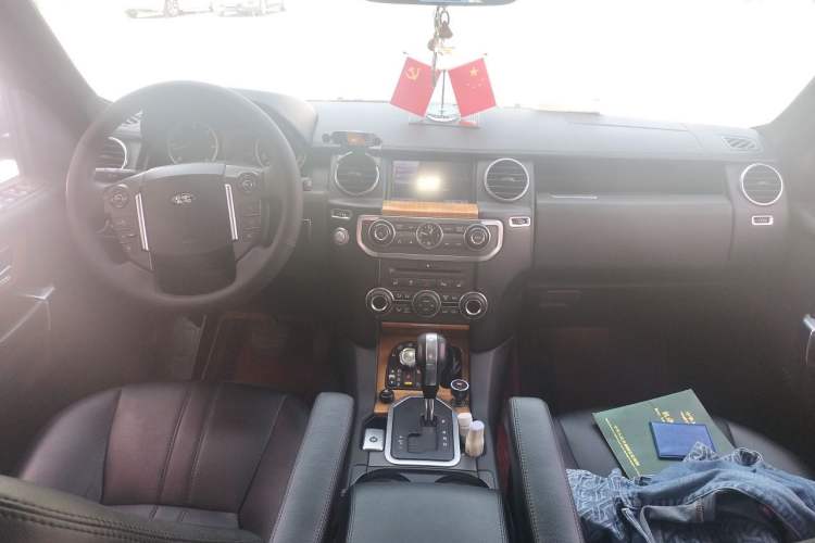 Used Land Rover Discovery 2010 3.0 TDV6 HSE Diesel Edition Center Console