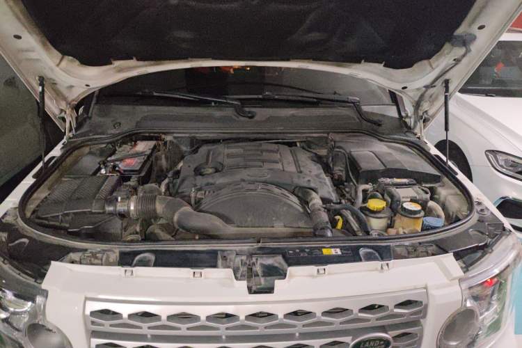 Used Land Rover Discovery 2010 3.0 TDV6 HSE Diesel Edition Engine Bay