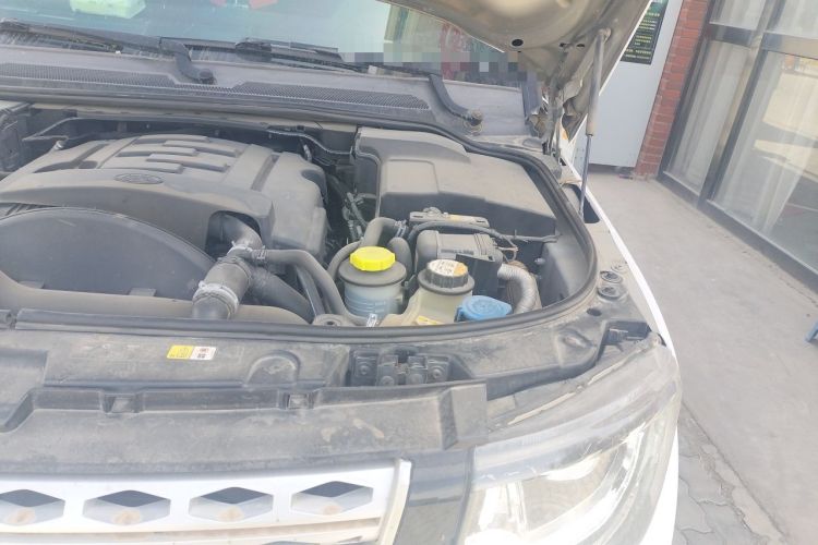 Used Land Rover Discovery 2010 3.0 TDV6 HSE Diesel Edition Engine Bay Left
