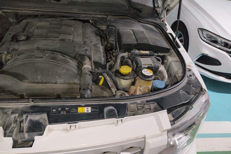 Used Land Rover Discovery 2010 3.0 TDV6 HSE Diesel Edition Engine Bay Left
