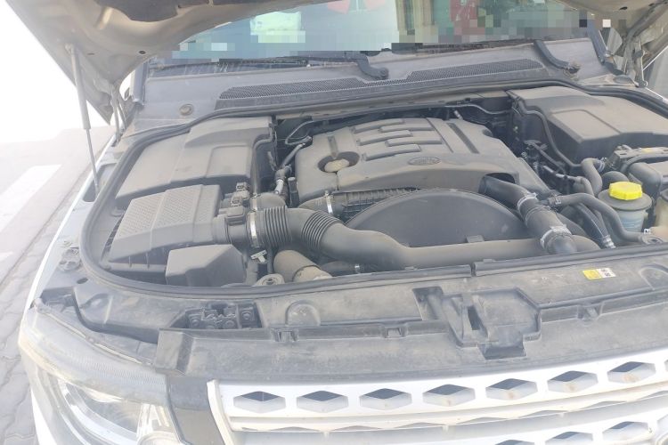 Used Land Rover Discovery 2010 3.0 TDV6 HSE Diesel Edition Engine Bay Right