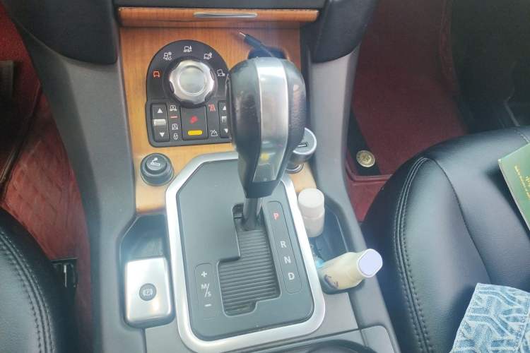Used Land Rover Discovery 2010 3.0 TDV6 HSE Diesel Edition Gear Lever