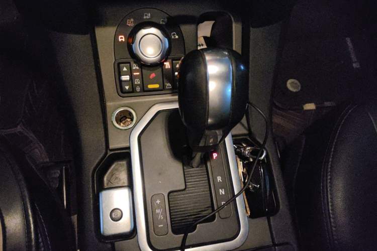 Used Land Rover Discovery 2010 3.0 TDV6 HSE Diesel Edition Gear Lever