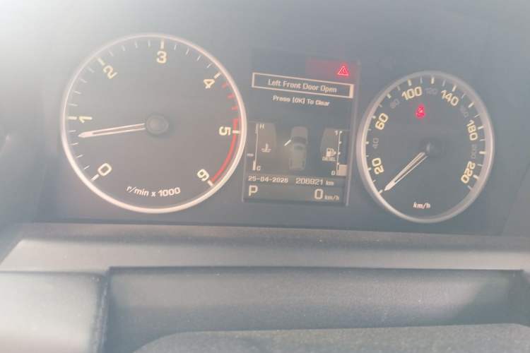 Used Land Rover Discovery 2010 3.0 TDV6 HSE Diesel Edition Odometer Close Up