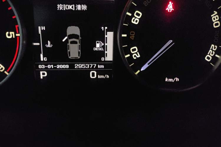 Used Land Rover Discovery 2010 3.0 TDV6 HSE Diesel Edition Odometer Close Up
