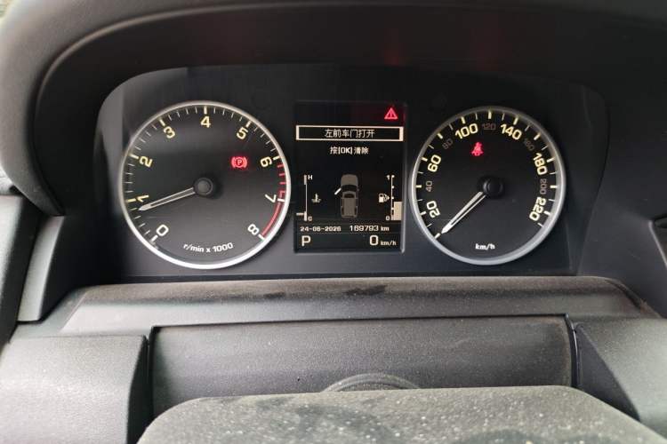 Used Land Rover Discovery 2010 5.0 V8 HSE Gasoline Model Odometer Close Up
