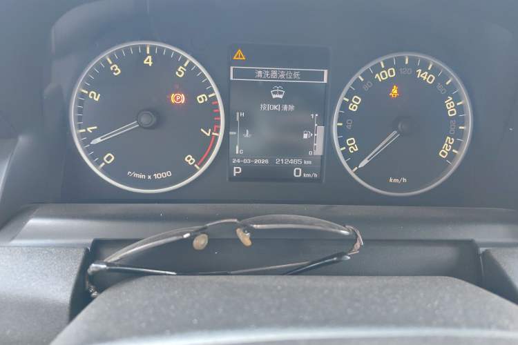 Used Land Rover Discovery 2010 5.0 V8 HSE Gasoline Model Odometer Close Up