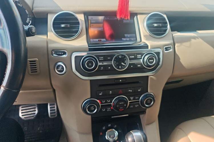 Used Land Rover Discovery 2011 4.0 V6 HSE Audio And AC Panel