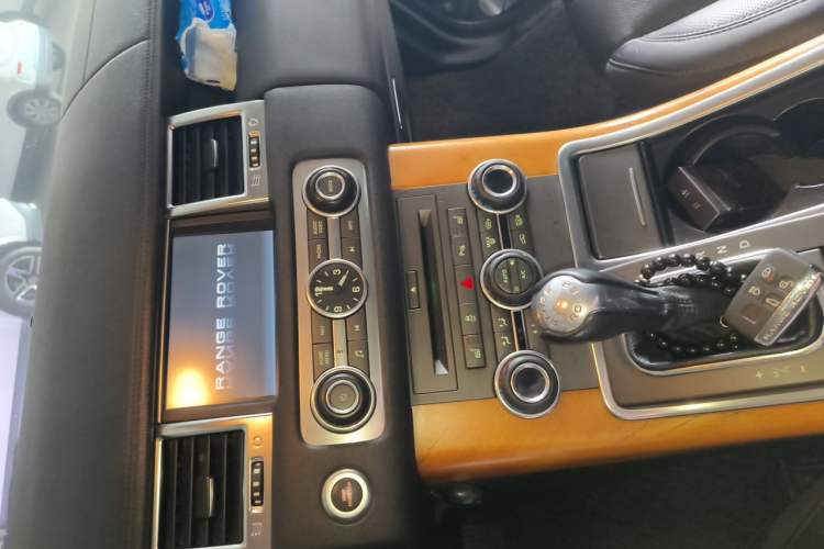 Used Land Rover Discovery 2011 5.0 V8 HSE Audio And AC Panel