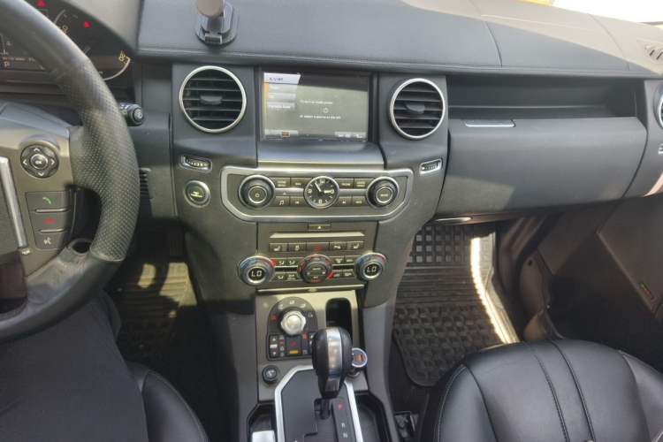 Used Land Rover Discovery 2011 3.0 SDV6 HSE Diesel Version Audio And AC Panel