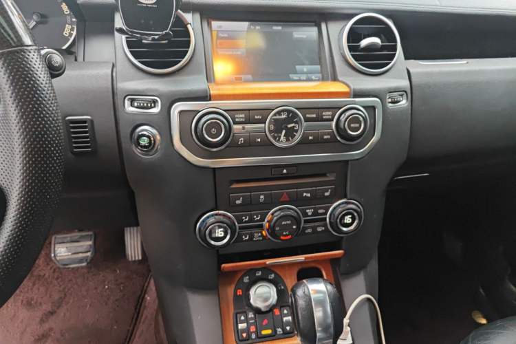 Used Land Rover Discovery 2011 3.0 SDV6 HSE Diesel Version Audio And AC Panel