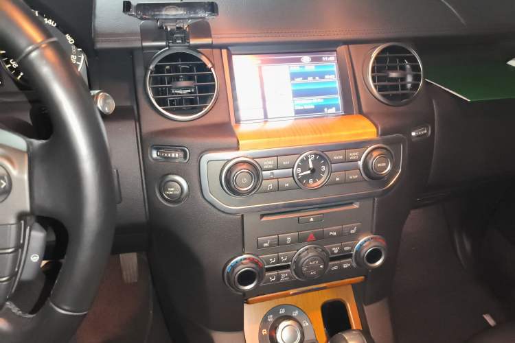 Used Land Rover Discovery 2011 5.0 V8 HSE Audio And AC Panel