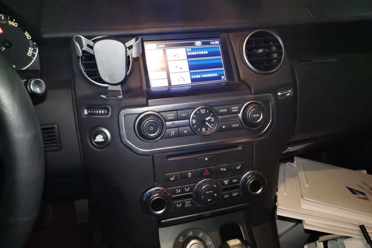 Used Land Rover Discovery 2011 3.0 SDV6 HSE Diesel Version Audio And AC Panel