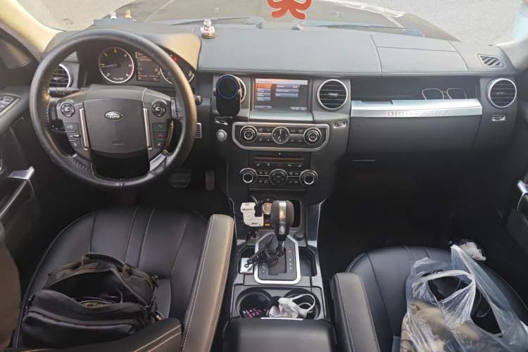 Used Land Rover Discovery 2011 3.0 SDV6 HSE Diesel Version Center Console