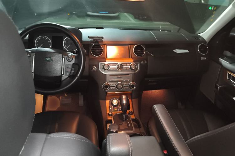 Used Land Rover Discovery 2011 5.0 V8 HSE Center Console