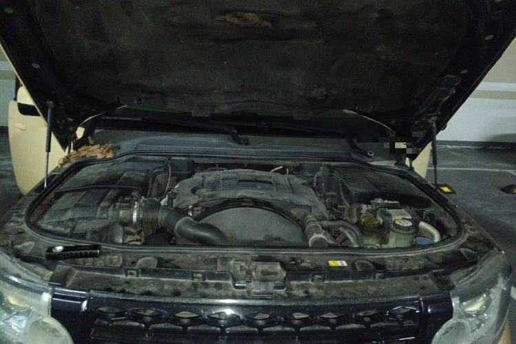 Used Land Rover Discovery 2011 3.0 SDV6 HSE Diesel Version Engine Bay