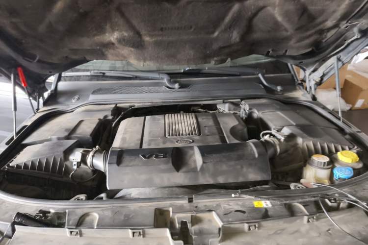 Used Land Rover Discovery 2011 5.0 V8 HSE Engine Bay