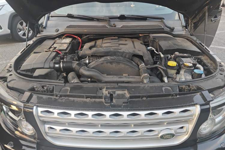 Used Land Rover Discovery 2011 3.0 SDV6 HSE Diesel Version Engine Bay