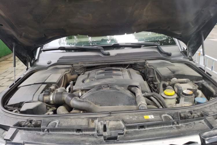 Used Land Rover Discovery 2011 3.0 SDV6 HSE Diesel Version Engine Bay