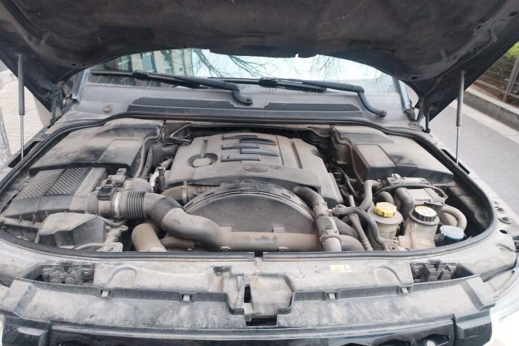 Used Land Rover Discovery 2011 3.0 SDV6 HSE Diesel Version Engine Bay