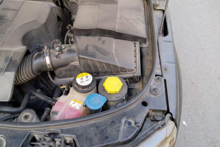 Used Land Rover Discovery 2011 5.0 V8 HSE Engine Bay Left