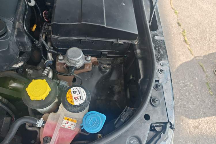 Used Land Rover Discovery 2011 4.0 V6 HSE Engine Bay Left