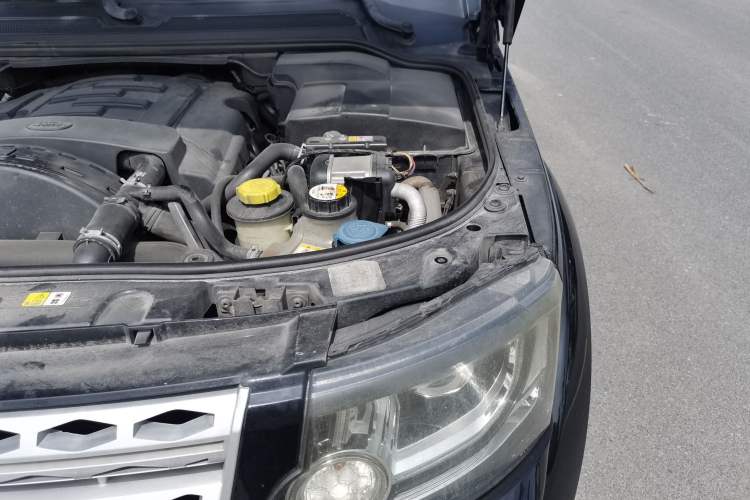 Used Land Rover Discovery 2011 3.0 SDV6 HSE Diesel Version Engine Bay Left