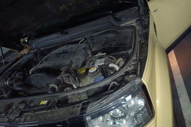 Used Land Rover Discovery 2011 3.0 SDV6 HSE Diesel Version Engine Bay Left