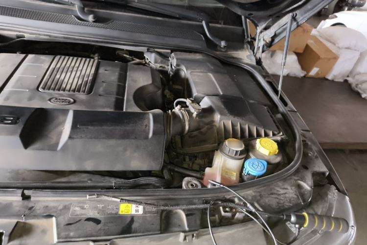 Used Land Rover Discovery 2011 5.0 V8 HSE Engine Bay Left