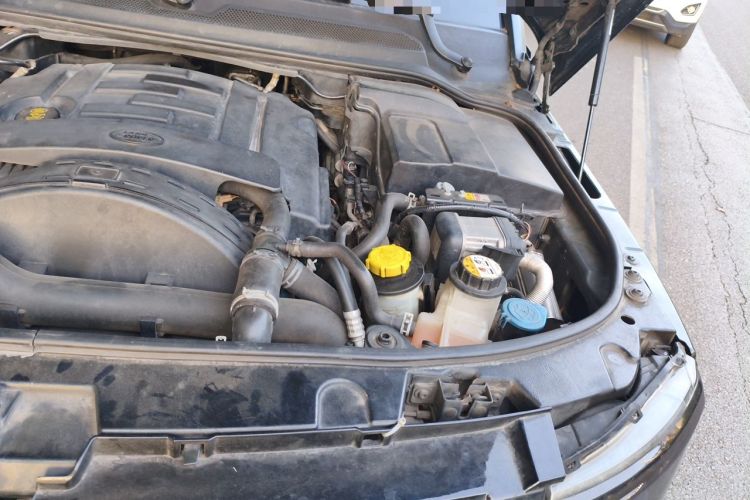 Used Land Rover Discovery 2011 3.0 SDV6 HSE Diesel Version Engine Bay Left