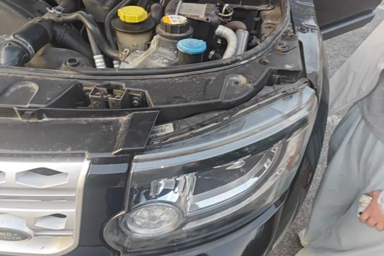 Used Land Rover Discovery 2011 3.0 SDV6 HSE Diesel Version Engine Bay Left
