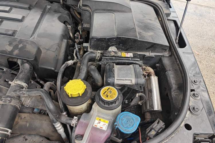 Used Land Rover Discovery 2011 3.0 SDV6 HSE Diesel Version Engine Bay Left