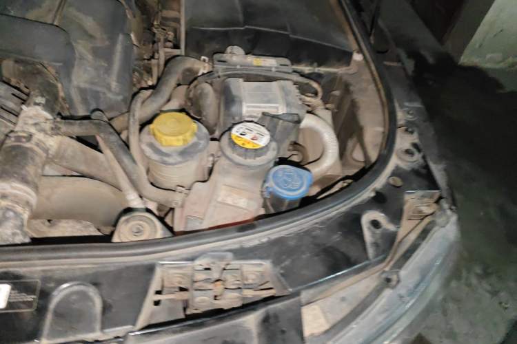 Used Land Rover Discovery 2011 3.0 SDV6 HSE Diesel Version Engine Bay Left