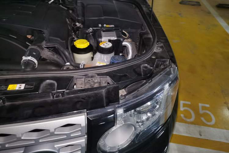 Used Land Rover Discovery 2011 3.0 SDV6 HSE Diesel Version Engine Bay Left
