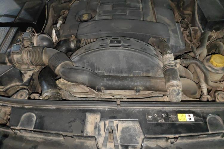 Used Land Rover Discovery 2011 3.0 SDV6 HSE Diesel Version Engine Bay