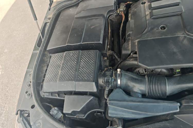 Used Land Rover Discovery 2011 4.0 V6 HSE Engine Bay Right
