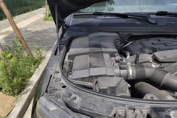 Used Land Rover Discovery 2011 3.0 SDV6 HSE Diesel Version Engine Bay Right