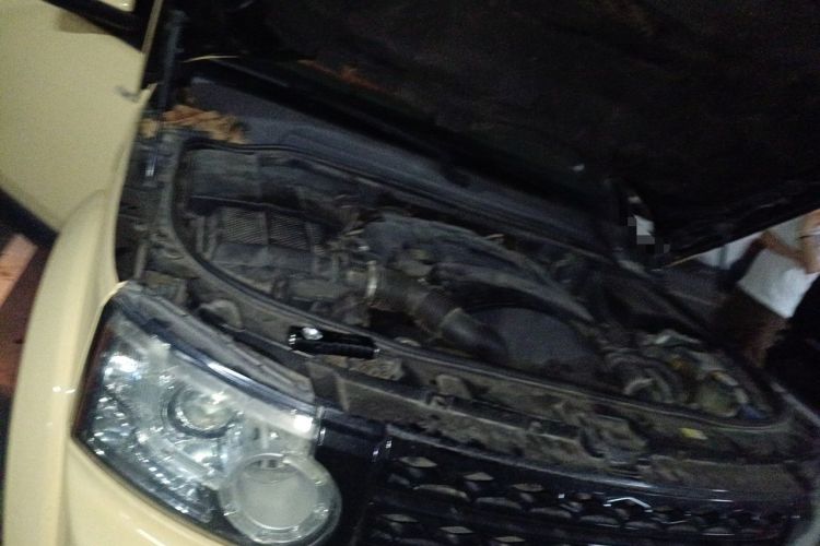 Used Land Rover Discovery 2011 3.0 SDV6 HSE Diesel Version Engine Bay Right