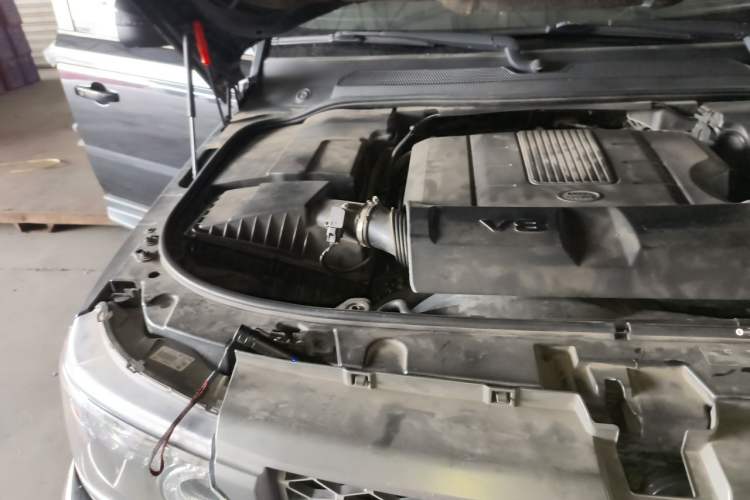 Used Land Rover Discovery 2011 5.0 V8 HSE Engine Bay Right