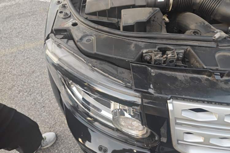 Used Land Rover Discovery 2011 3.0 SDV6 HSE Diesel Version Engine Bay Right