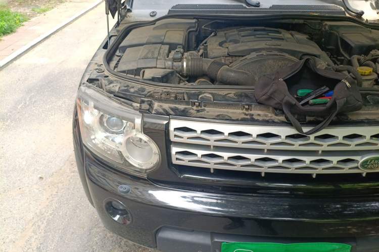 Used Land Rover Discovery 2011 3.0 SDV6 HSE Diesel Version Engine Bay Right